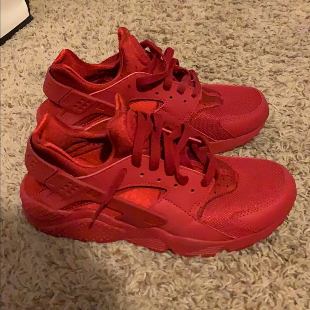 Nike Triple Red Huaraches
